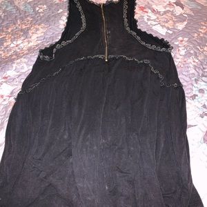 Sleeveless boutique top with zipper back